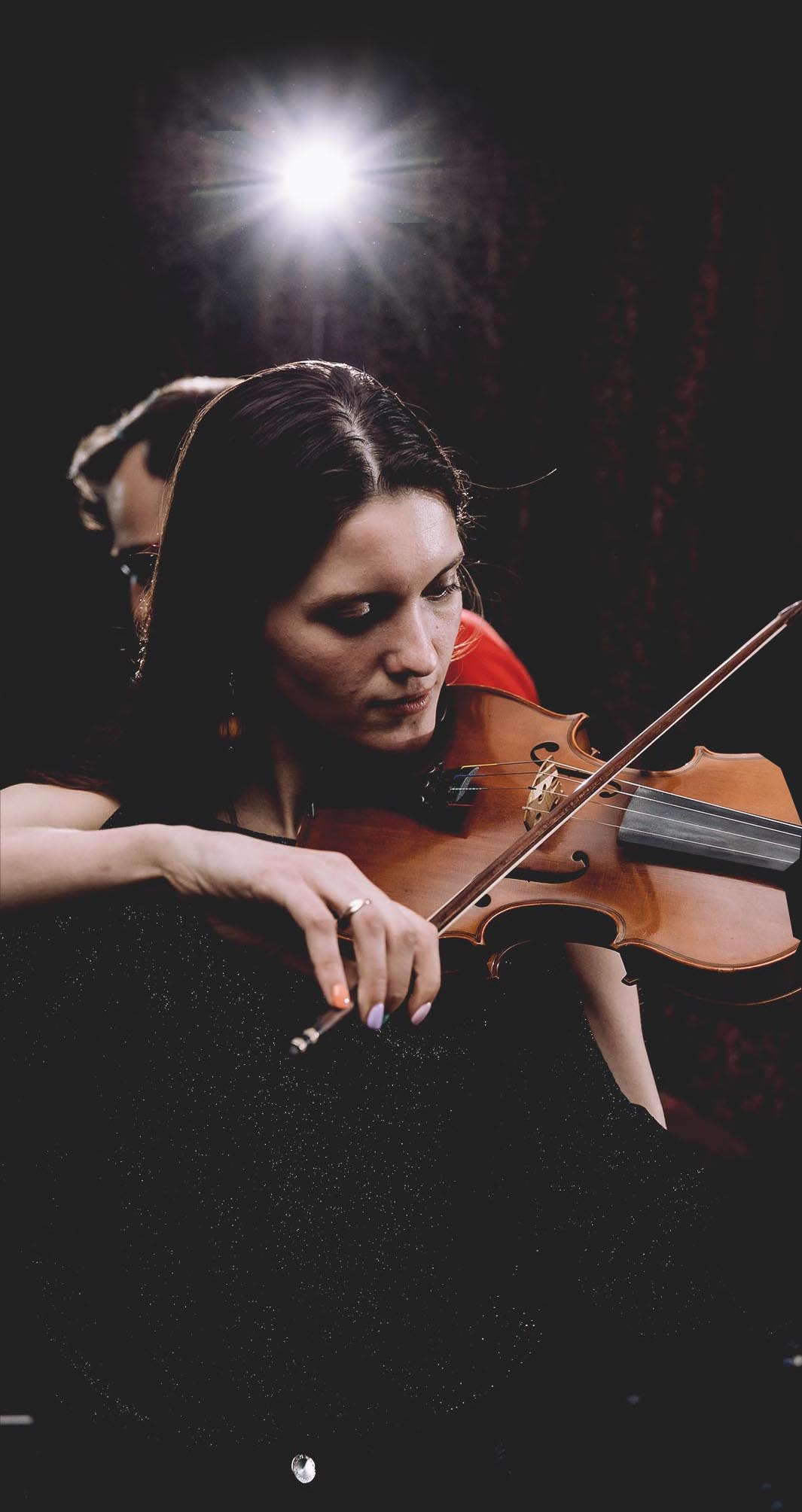 Emilia Malińska grająca na skrzypcach