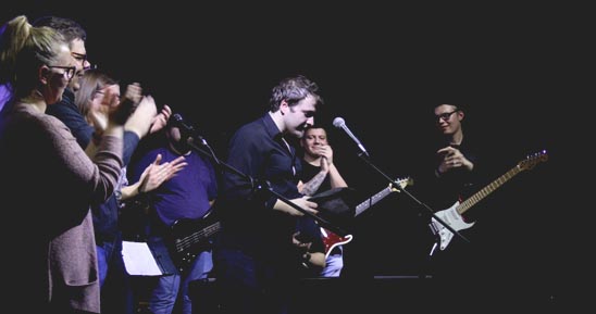 Kamil Maliński kłaniający się przed publicznością