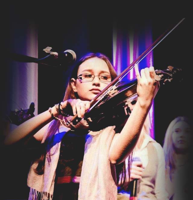 Karolina Szponar grająca na scenie