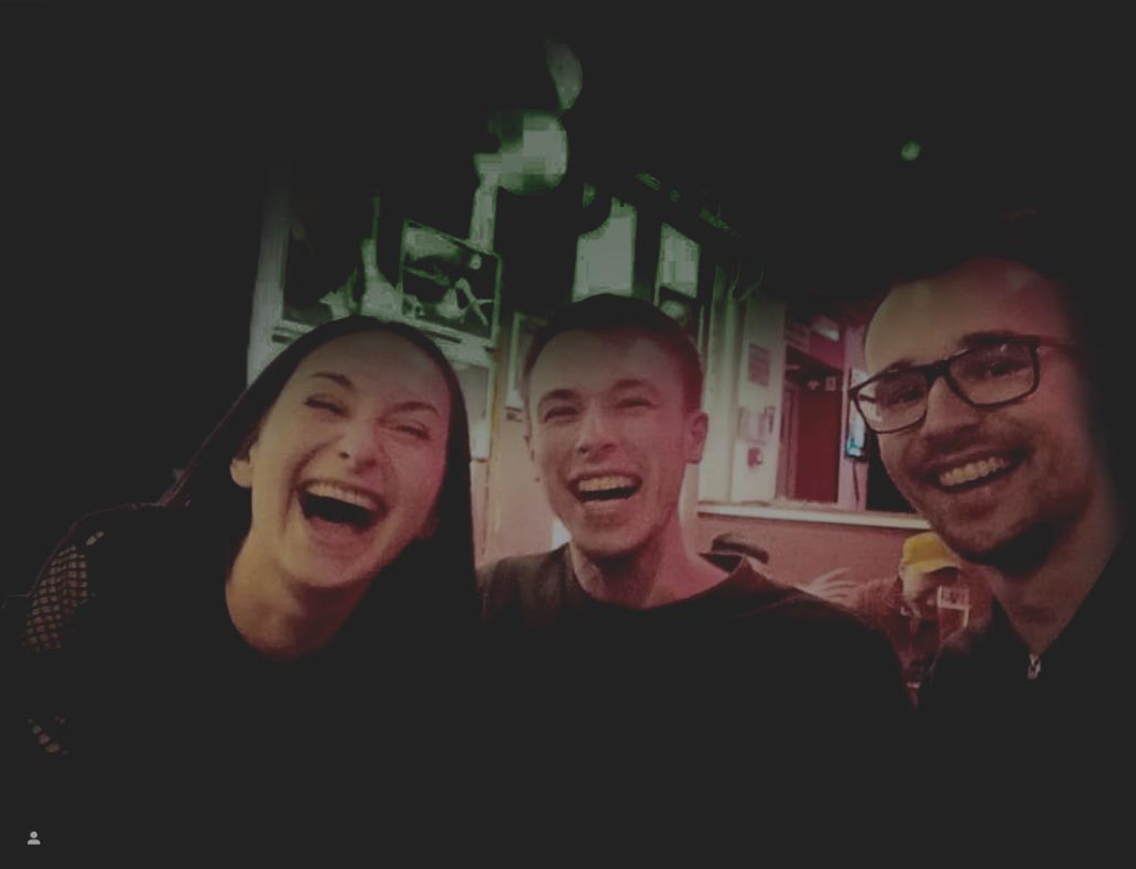 Wojciech Kaźmierczak uśmiechnięty z Łukaszem i Justyną